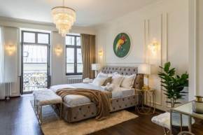 HOLT Old Town Luxury Suites with Balcony